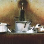 Acqua di cottura versata su piante in un orto rigoglioso e sano.