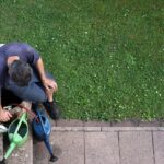 Prato a rotoli fresco e verde pronto per la posa nel giardino.