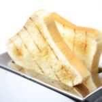 Fette biscottate con etichetta di avvertimento sui rischi per la salute.