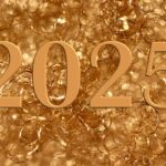 Immagine festiva di auguri natalizi con decorazioni e frasi brevi per il Natale 2025.