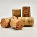 Tappi di sughero posizionati in vasi da giardino per migliorare la salute delle piante.