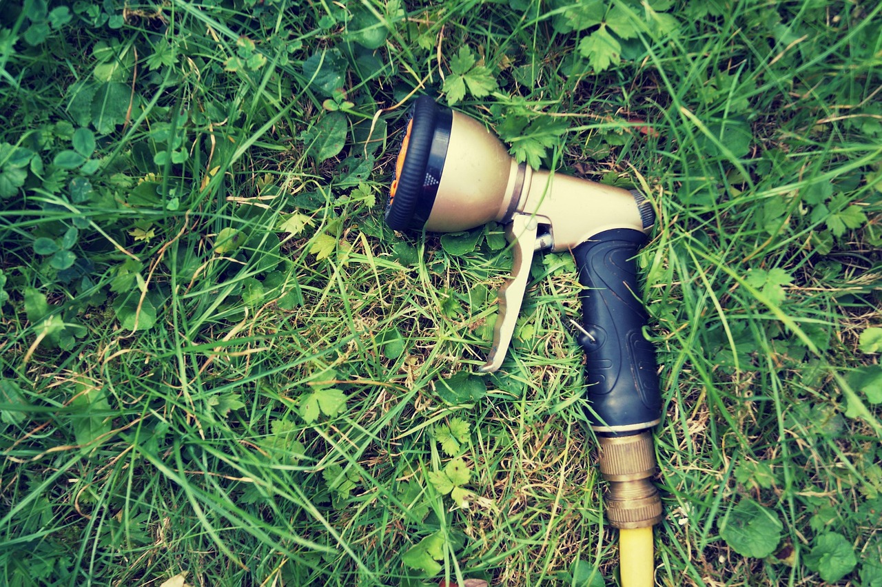 Immagine di un giardiniere che prepara un diserbante naturale in un contenitore.