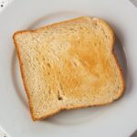 Fette biscottate confezionate con etichette di ingredienti poco salutari.