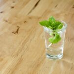 Basilico rigoglioso in acqua, simbolo della moltiplicazione infinita delle piante.