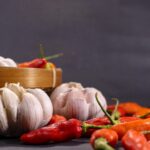 Spray all'aglio e peperoncino per eliminare afidi dalle piante in un'ora.