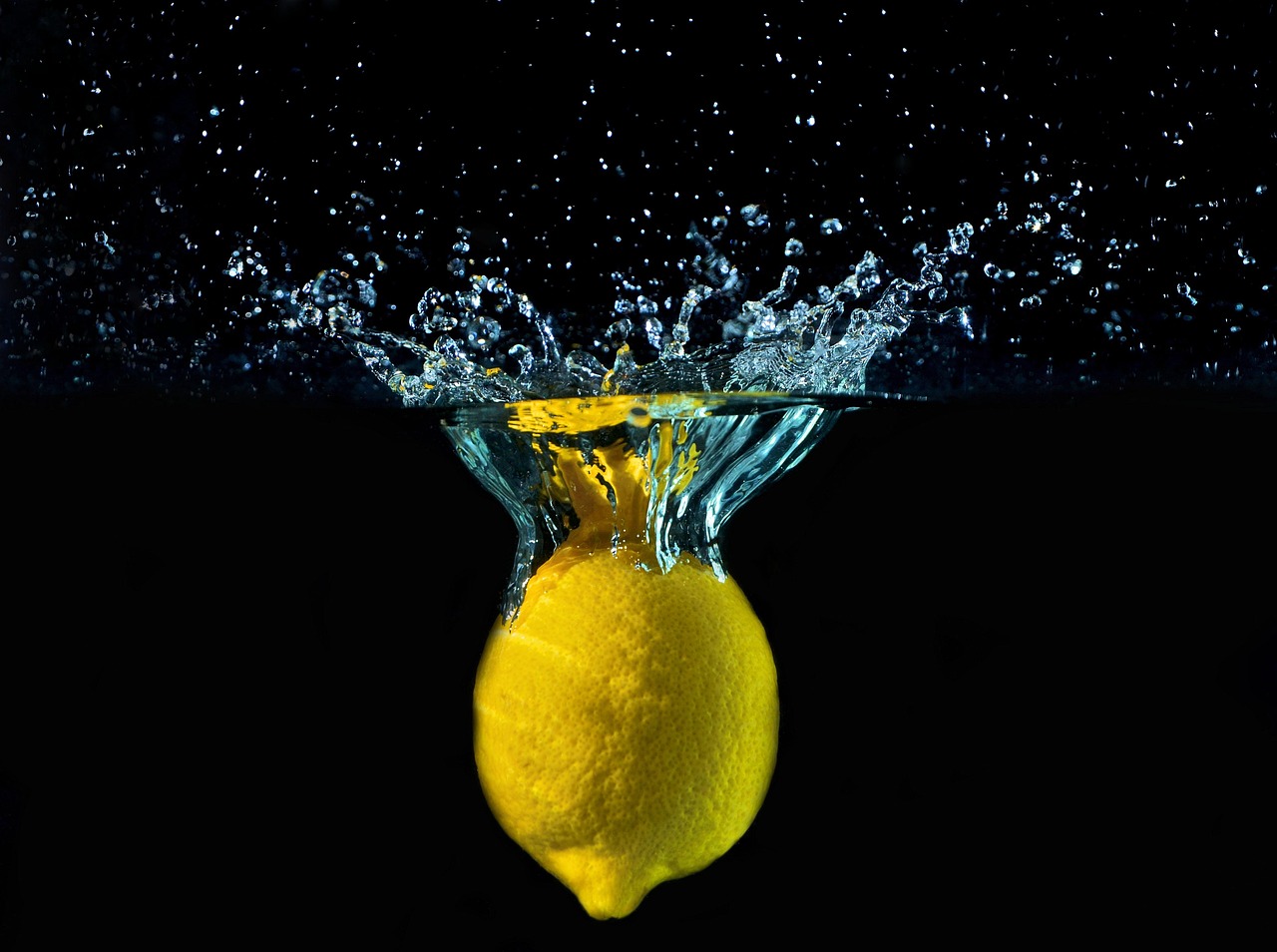 Limone con radici visibili in un vaso, evidenziando l'effetto dell'acqua sulle radici.