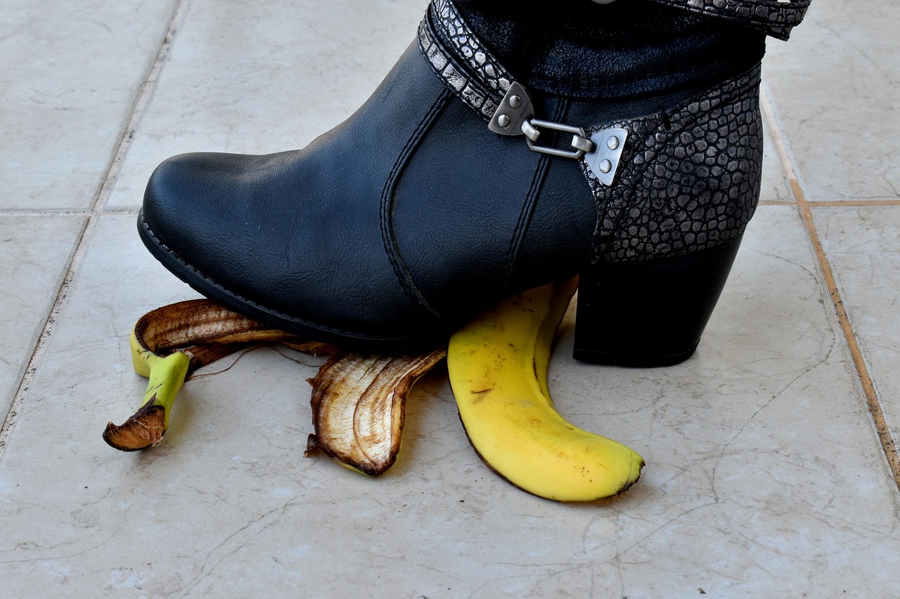 Buccia di banana nel vaso, illustrazione degli effetti sorprendenti dopo 7 giorni.