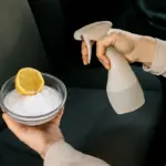 Come eliminare i cattivi odori dai sedili in tessuto? Un metodo naturale che pochi usano