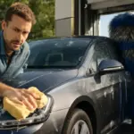 Lavaggio auto a mano o autolavaggio automatico? Cosa scegliere per non rovinare la carrozzeria