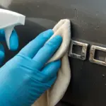 Come pulire le scritte 3D e le emblemi dell’auto? Il trucco che impedisce l’accumulo di sporco persistente