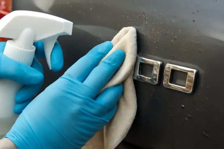 Come pulire le scritte 3D e le emblemi dell’auto? Il trucco che impedisce l’accumulo di sporco persistente