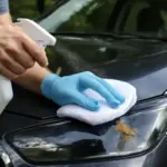 Come si elimina la resina dagli esterni dell’auto senza danneggiare la vernice? La soluzione efficace che riduce rischi